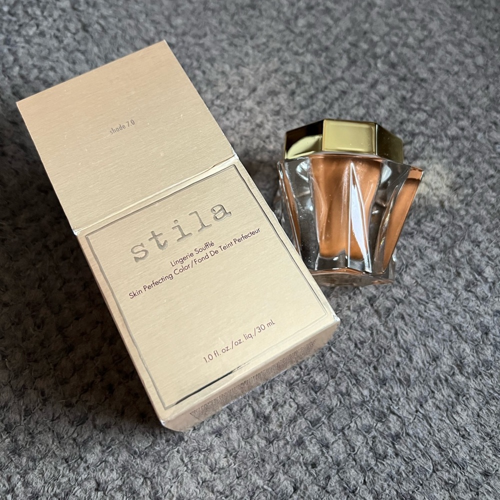 STILA Lingerie Soufflé Skin Perfecting Color foundation